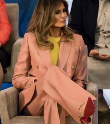 其实仔细观察就会发现,伊万卡其实也喜欢这种坐姿