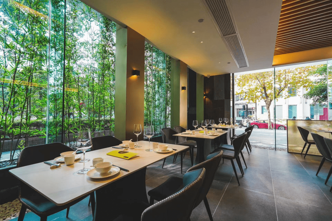 星厨舫粤菜馆坐落在南京西路繁华商圈的双层独栋粤菜盛宴