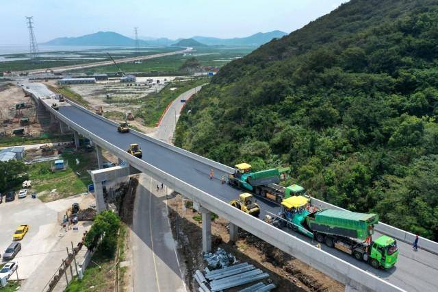 舟岱大橋雙合段匝道橋鋪裝完成