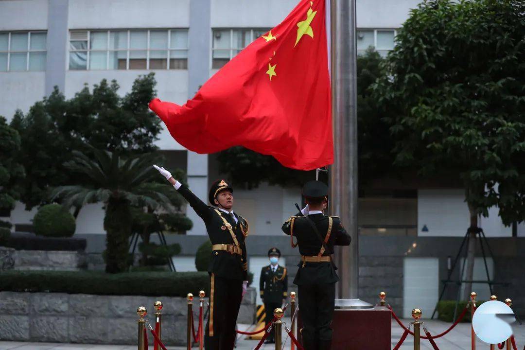 驻澳门部队举行升国旗仪式庆祝澳门回归祖国22周年