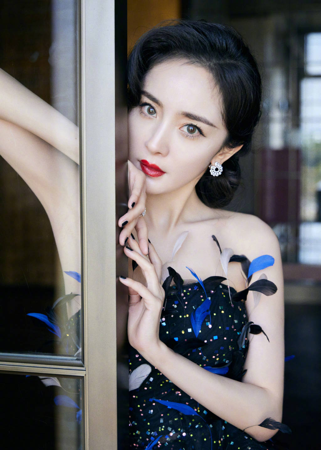 杨幂一袭黑天鹅羽毛流光裙优雅高贵宛若油画中人