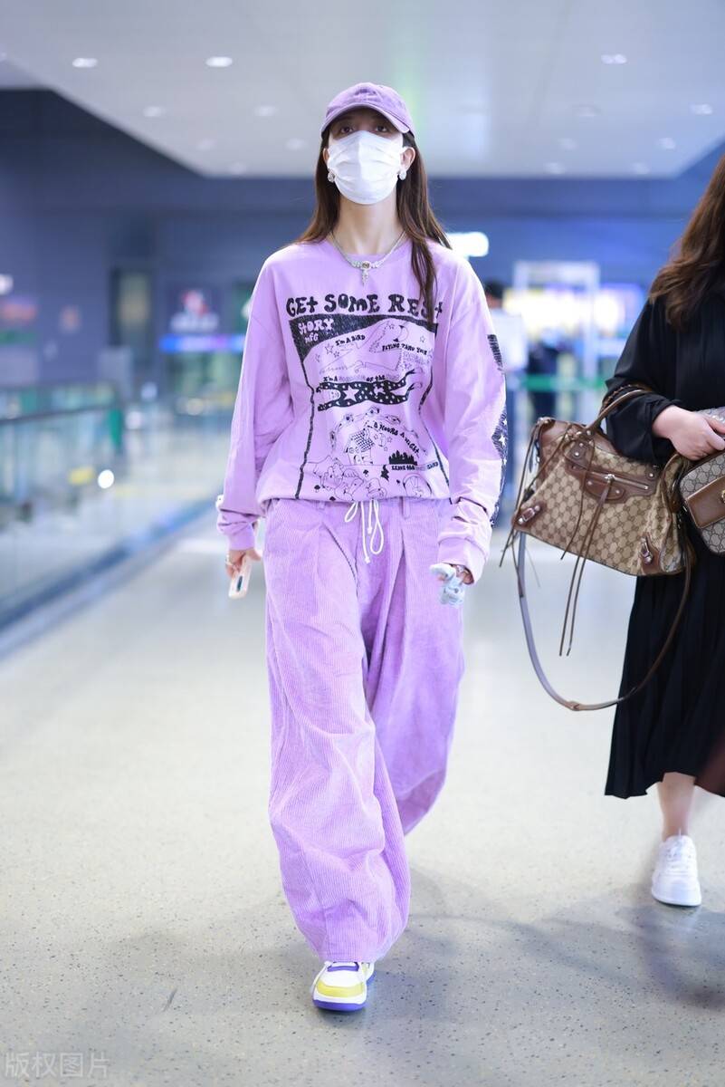 宋妍霏穿紫色印花卫衣搭配紫色阔腿裤_紫色_宋妍霏_卫衣