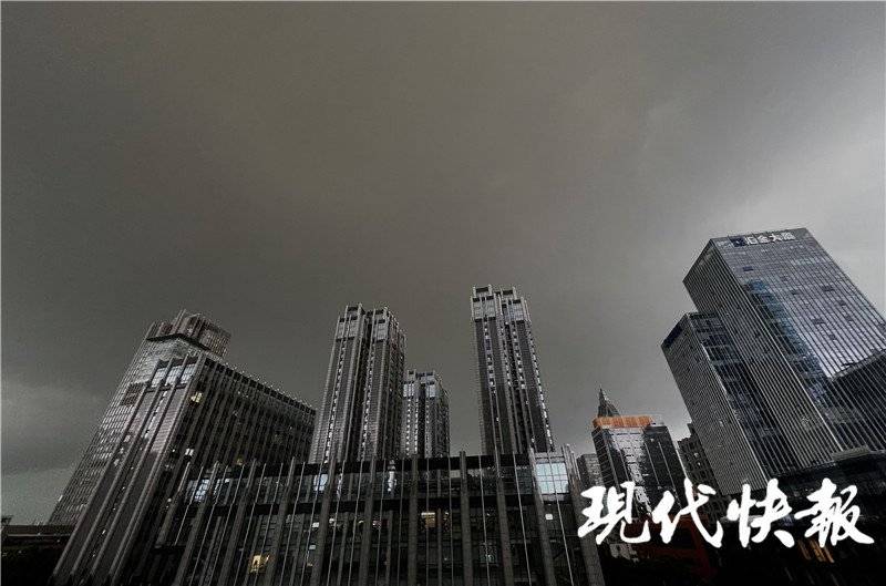 南京黑云压城,白昼如夜!狂风暴雨在路上了