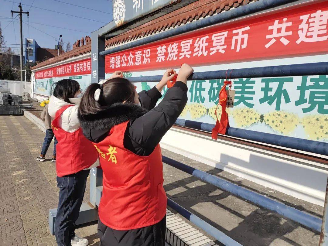 为倡导市民文明祭祀,他们积极开展"鲜花换冥纸冥币"活动,准备了6000枝