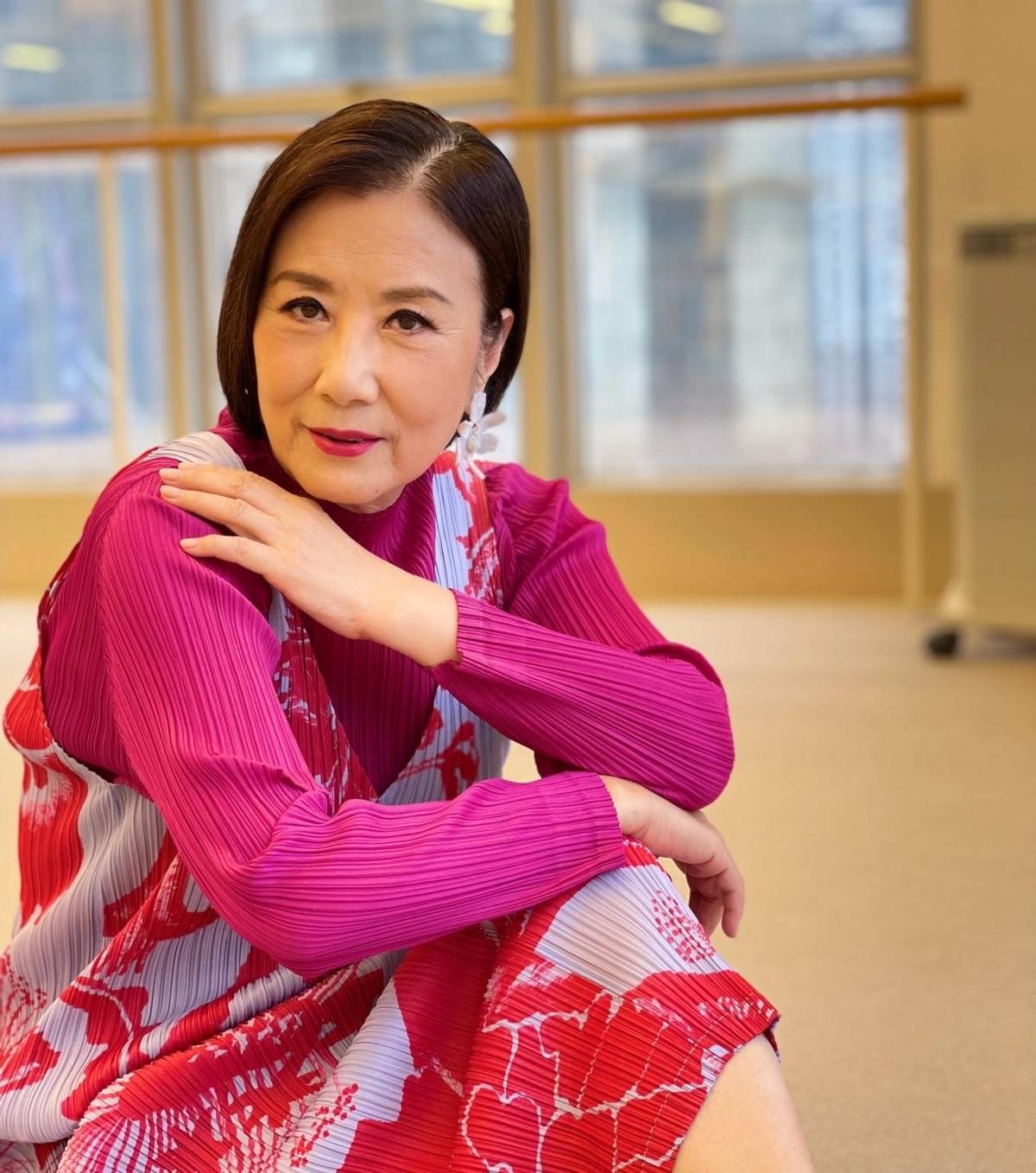 汪明荃73岁依旧美艳感十足一身玫红色裙装穿出精致女人味儿