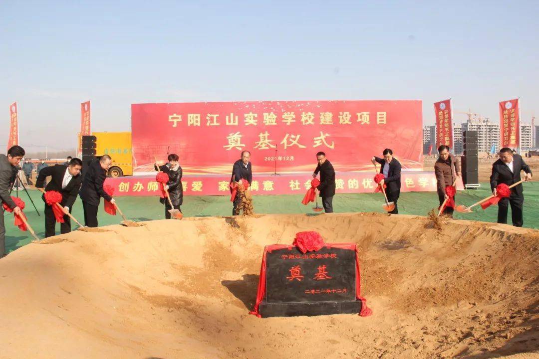 县委书记毕黎明,县委常委,县委办公室主任张鹏,副县长柳桂敏出席开工