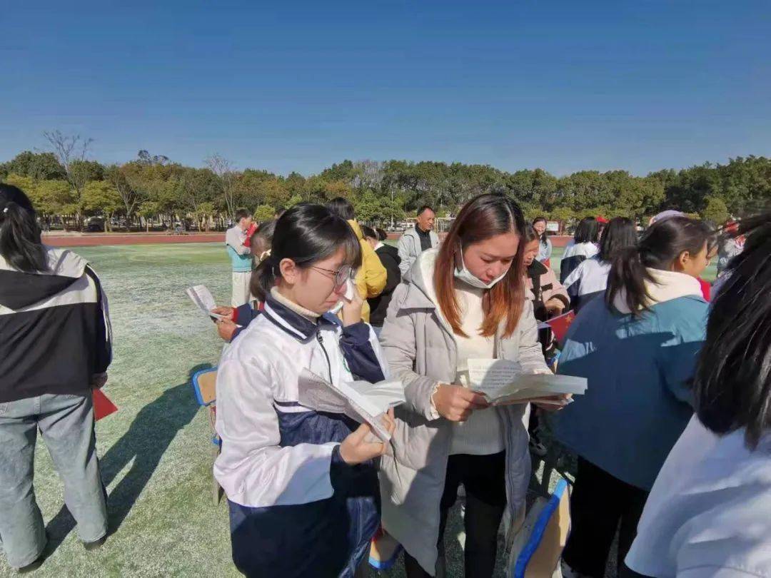 青春向党奋发有为2021年龙南中学成人礼活动