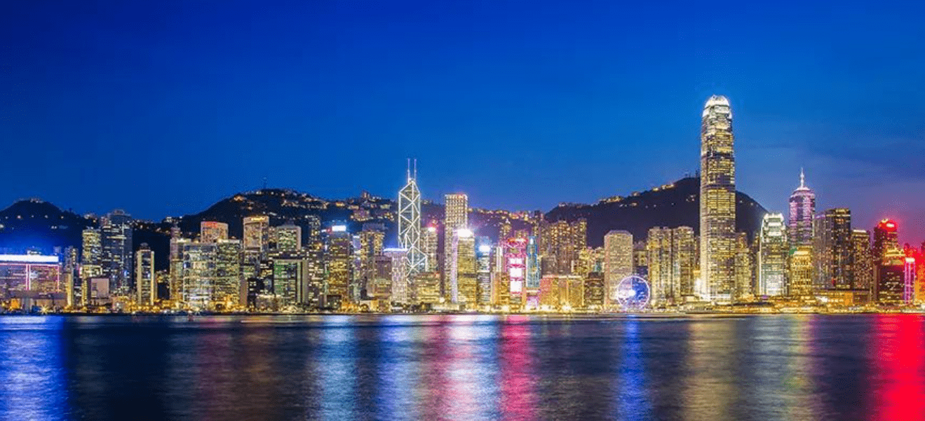 曾经辉煌一时的香港富二代挥霍后流浪街头如今与狗为伴