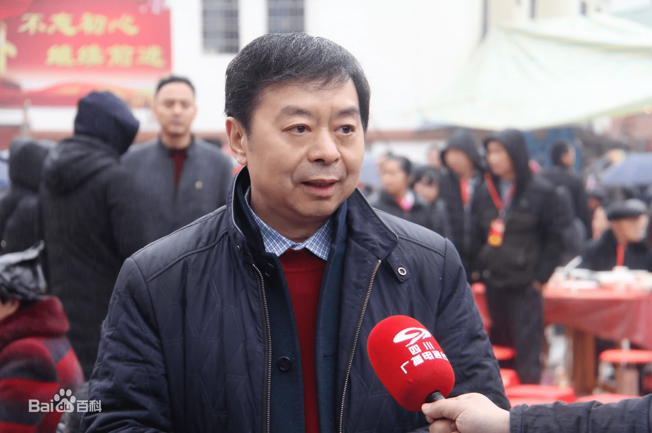 村民凑70元让他去闯荡,成为南充首富,开飞机回村给村民发千万元_郑大