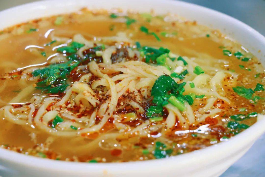 在郧阳,随便寻一处早餐摊点,便能看到酸浆面的身影.