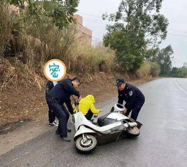 下雨天興業一女子騎車突然摔倒