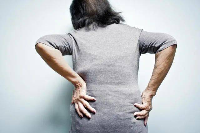 腰直不起来腿弯不下去用它抹一抹一整天舒服两年都不复发