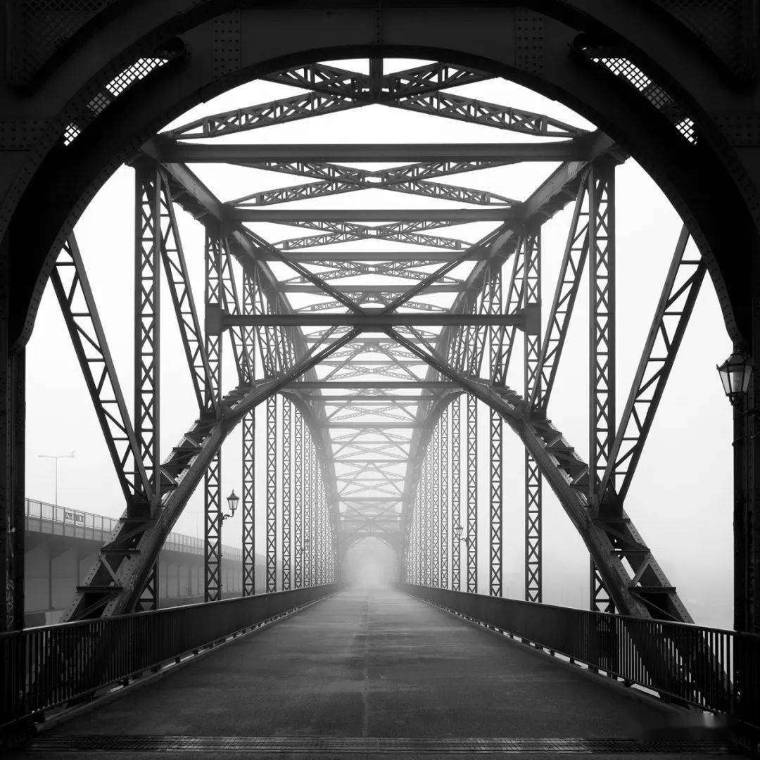 黑白建筑摄影师眼中的桥