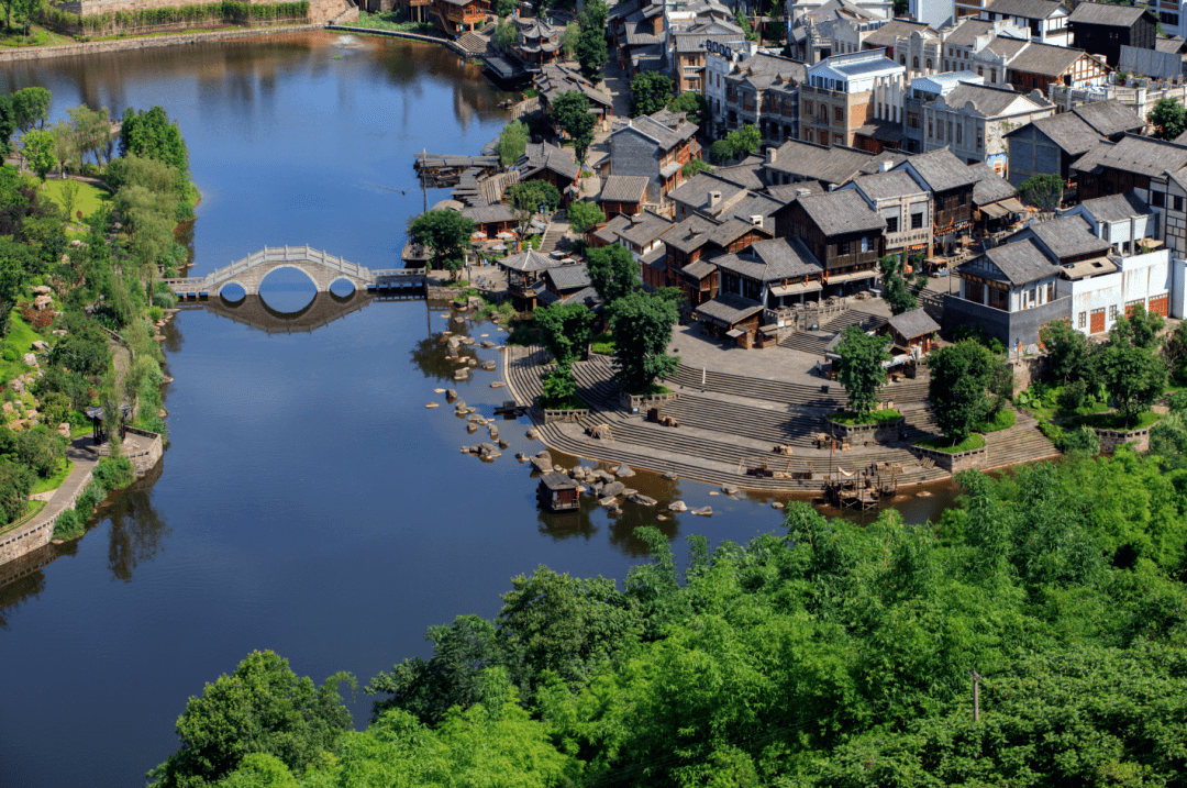 出游指南地址:重庆两江国际影视城公共交通:1,公交线路:555路→980路