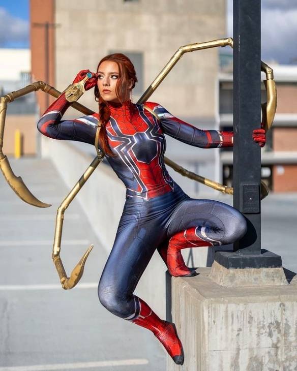 蜘蛛侠性转cos自制紧身钢铁战衣开启杀戮模式