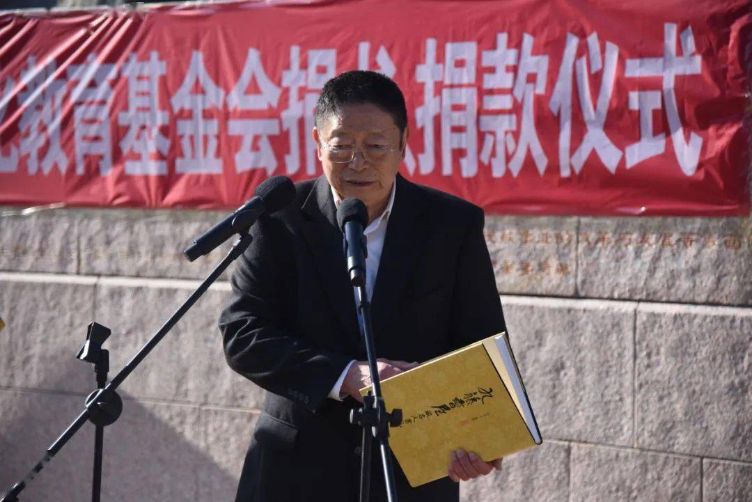 思源广场上,谷牧同志次子,深圳市九藤文化教育基金会理事长刘会远先生