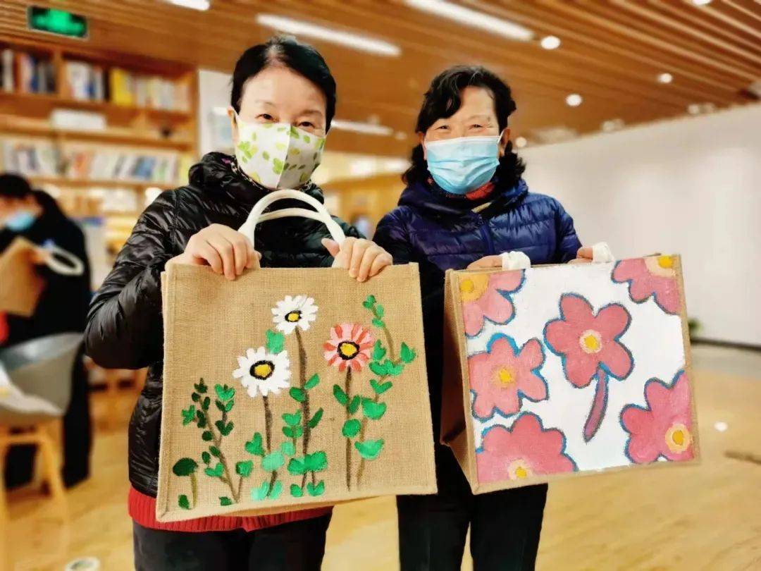 为环卫工人做美甲教社区阿姨画麻布包小青周周到真周到