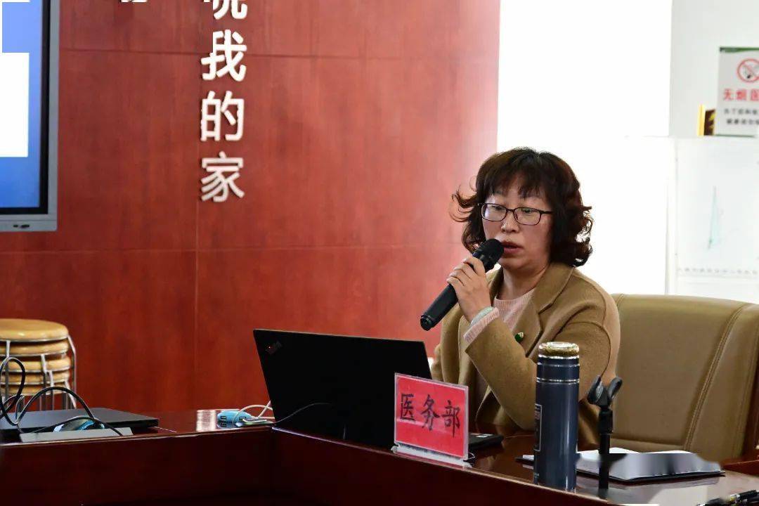 心脏外科护士长赵雪秀进行科室护理工作汇报;麻醉科主任李九妹,医生