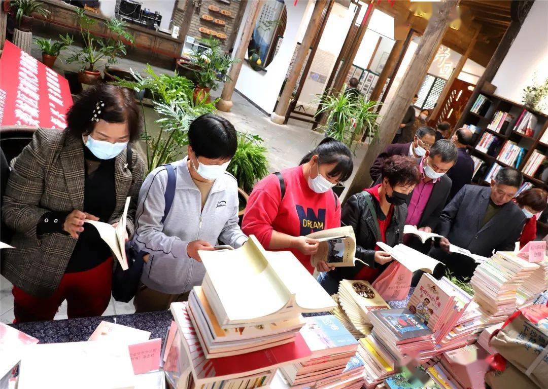 在社区,在乡村,在闹市的街角,馥郁的书香早已成了美丽婺城最动人的