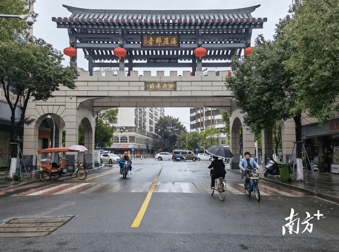 潮州古城南门入口新修建的标志物.