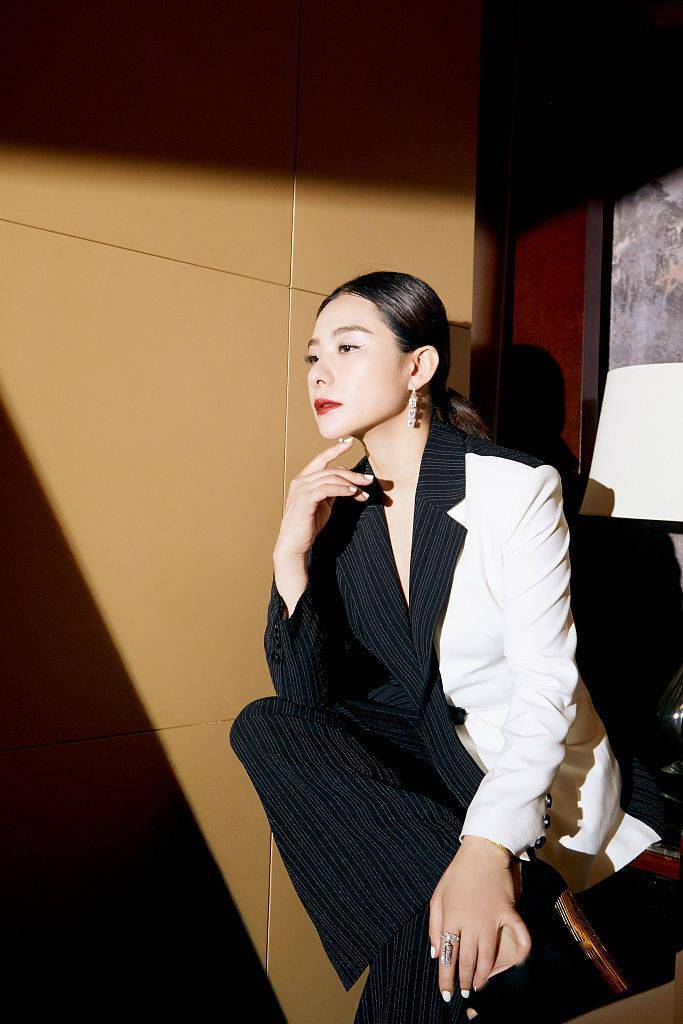 刘璇亮相搜狐时尚盛典 黑白拼接西装酷飒冷御_下颌_写真_造型