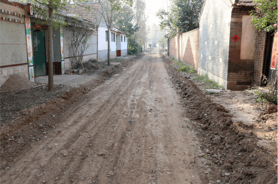"我们这个村原来都是土路,坑坑洼洼,一到下雨天特别难走,都是泥,尤其