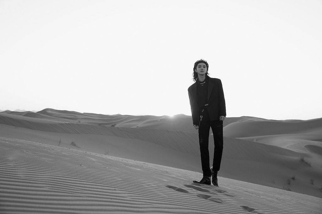 长发|华晨宇登陆火星主题大片神秘氛围拉满 背头长发尽显不羁气场