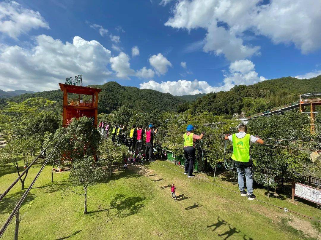 两岸三度营地承接企业团建成人拓展军事化军训魔训大型趣味运动会学生