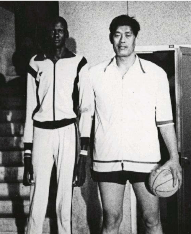 穆铁柱从篮球新人到亚洲霸主08年去世郑海霞泪洒葬礼现场