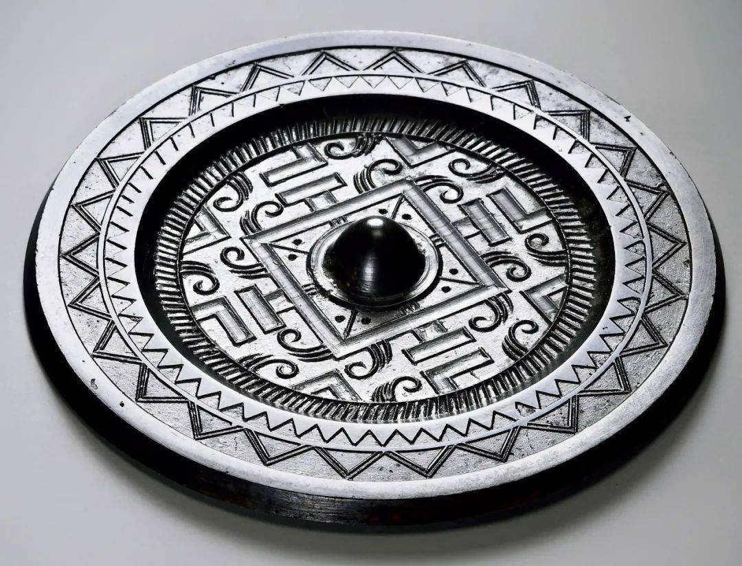 6cm,t: 0.5cm,wt: 297.7g1934明69"柏氏作镜"铭龙虎纹镜d: 11.