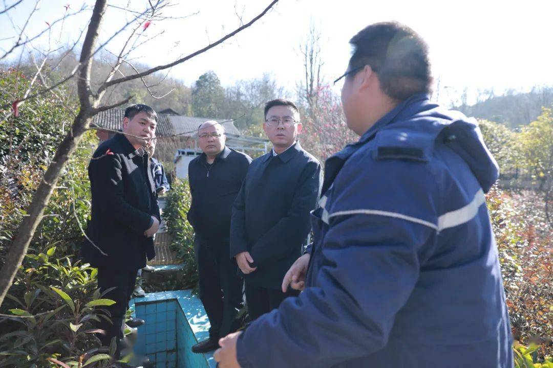 12月22日,县委书记程晓秋深入砚山镇,泥高镇实地督导中央生态环境保护