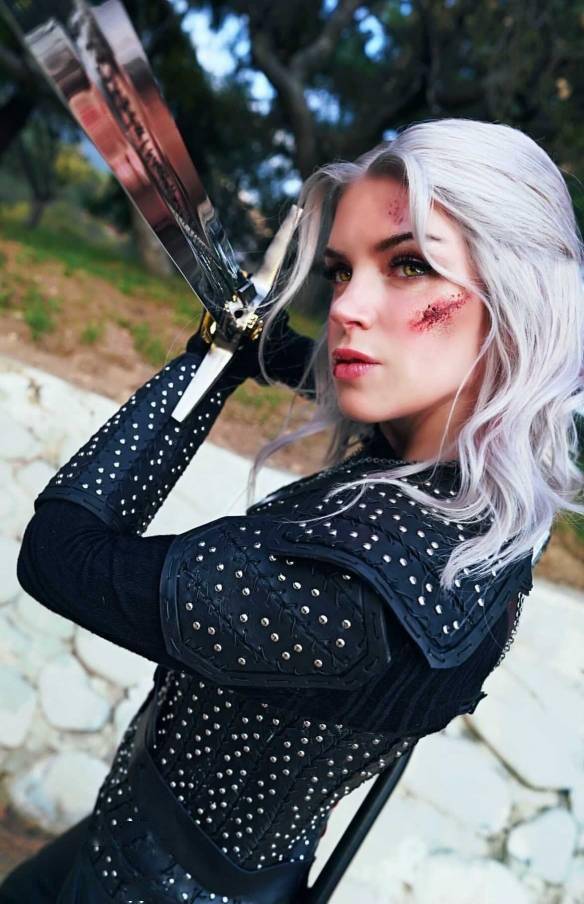 巫师杰洛特性转cos紧身战甲尽显性感曲线