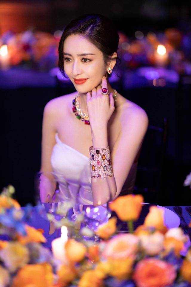 佟丽娅太有公主范穿抹胸裙尽显傲人身材与邓伦同框似豪门姐弟