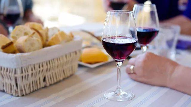 好的红酒都是没有保质期的吗 07f2fb5e3555446dbd6639f5625dc1ea.jpeg