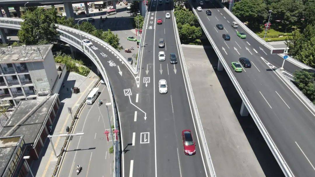 在西二环大兴立交由西向南与西二环主道合流路口,由