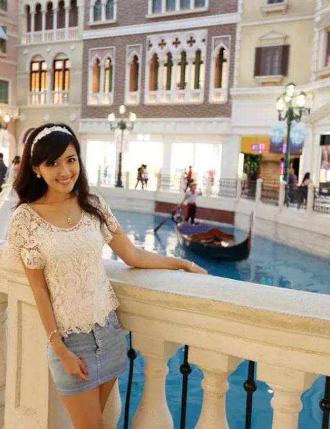 深陷倪震激吻门的张茆,如今嫁老外儿女双全,不输周慧敏吧?