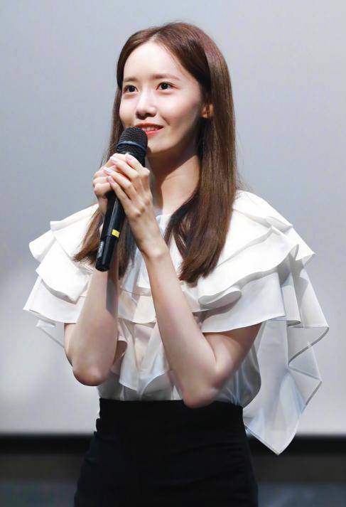 荷叶边上衣配休闲裤,简直就是清纯校花人选_下身_韵味_造型