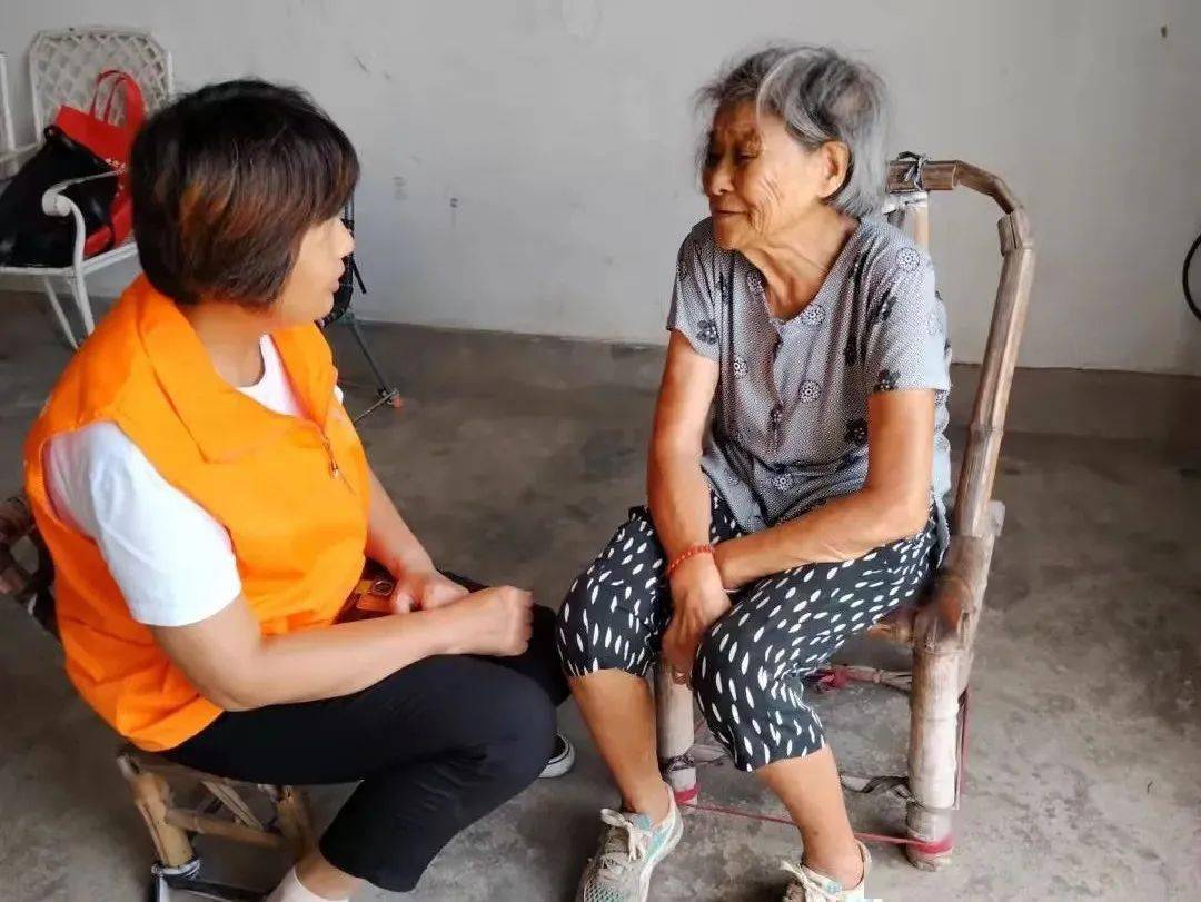 (图文非同一个老人)小朱妹妹你下次还要来的哦朱琳是山塘村的农产品