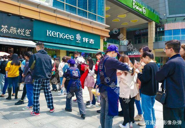 长沙“网红”奶茶茶颜悦色,搞活动人山人海,有人专程从外地赶来_朋友_程序上_门店