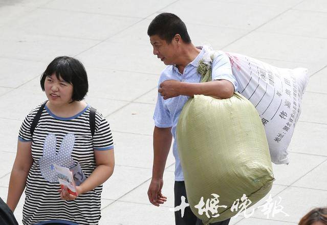 这两天湖北校园里频频出现扛蛇皮袋的人看哭了