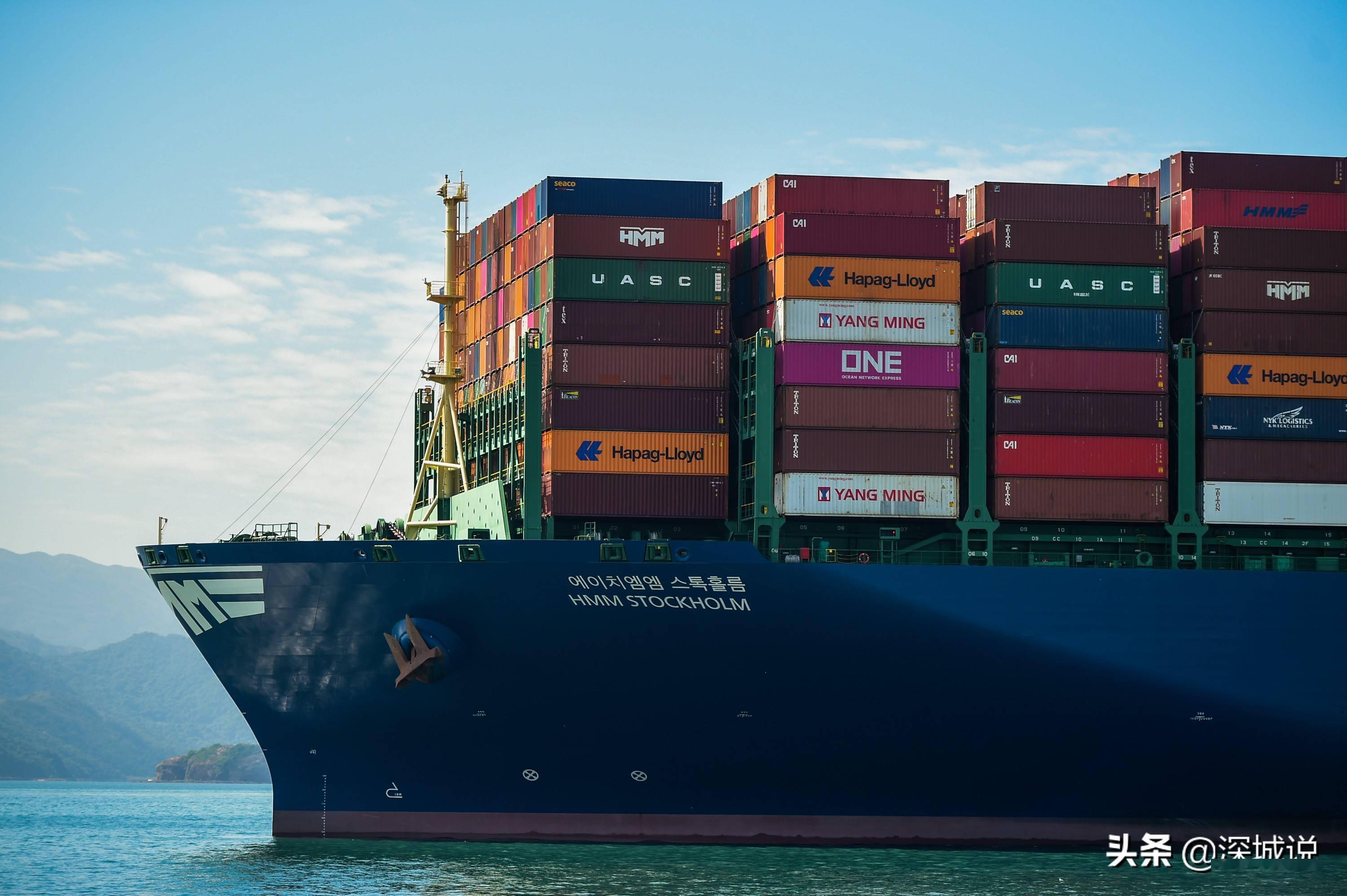 海上实拍深圳盐田港看大型国际集装箱货轮靠岸一派繁忙景象