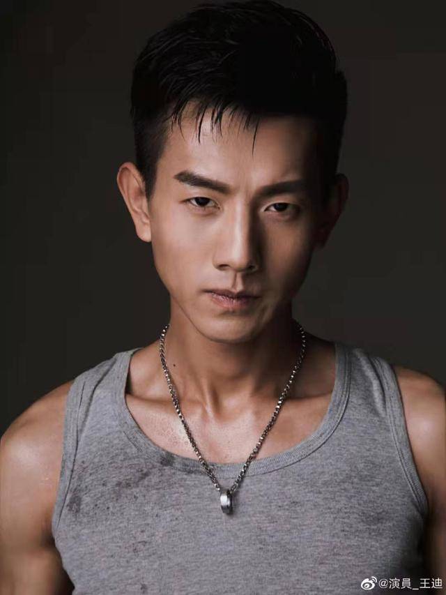 觉醒年代主演带伤奔赴河南救灾不顾伤势自曝曾为退役军人