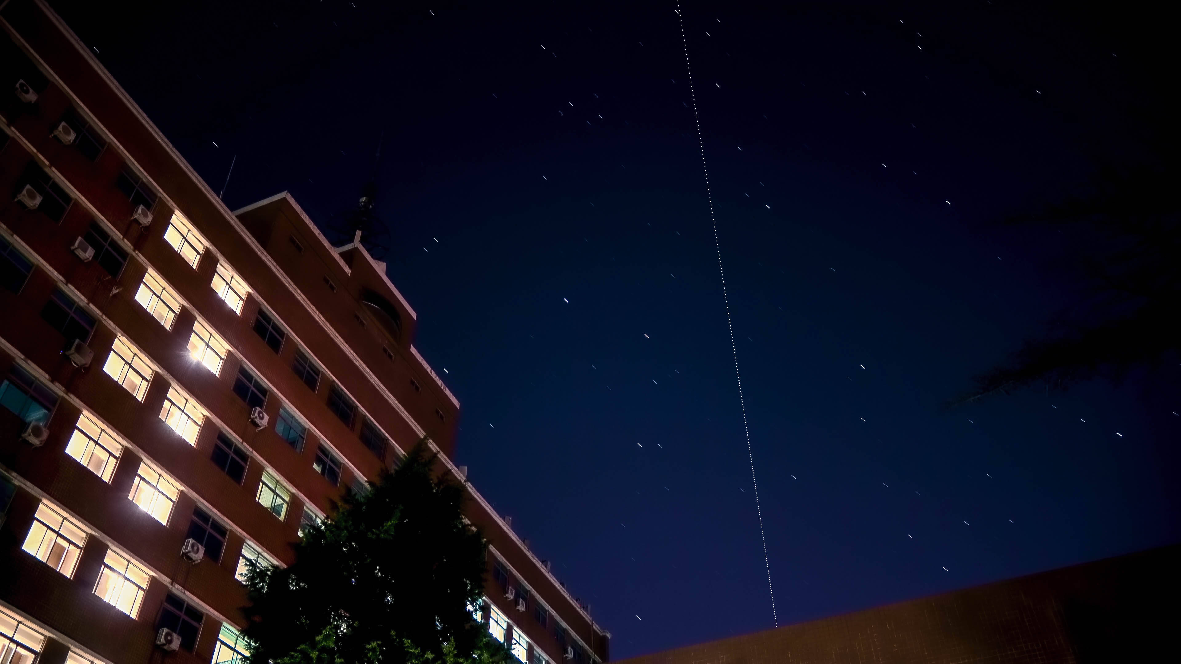 空间站|全球拍天宫丨“中国宫”打卡菁菁校园：仰望星空 追“星”逐梦