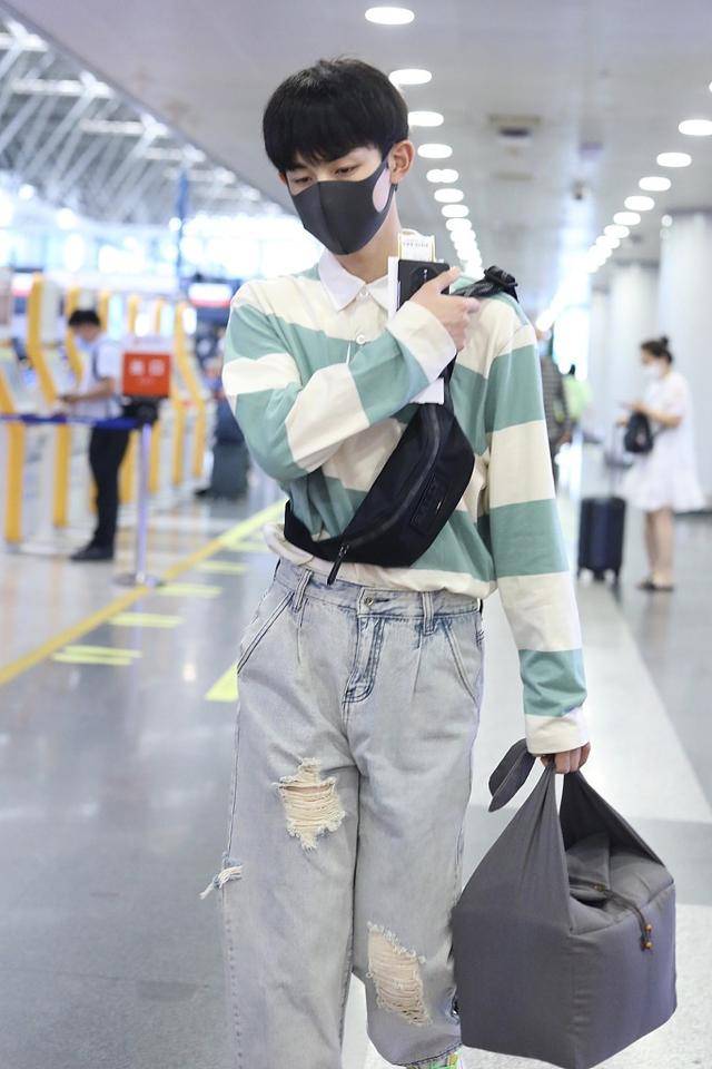 组图郭俊辰黑发顺毛奶帅呆萌条纹卫衣配巨大垃圾袋个性时髦