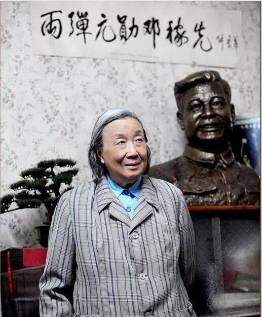 他的女儿叫邓志典,出生于1954年.