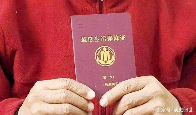和女儿办理低保，每个月有千把块钱的收入，能够保证一家人的最低生活。在给她们办低保时，需要村民投票，结