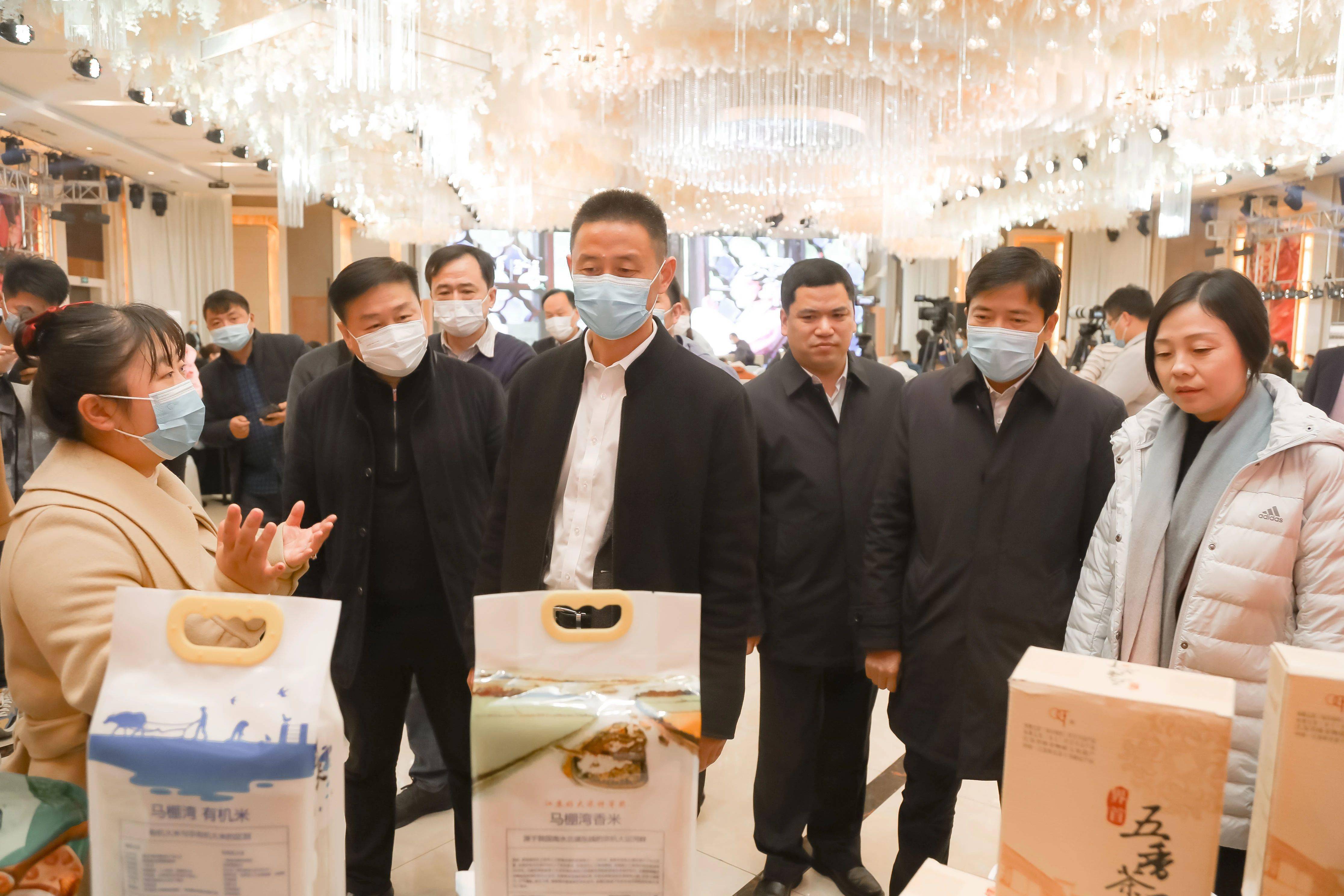 12月24日上午,参会嘉宾参观了"自驾游·后备箱好礼"——高邮文创产品