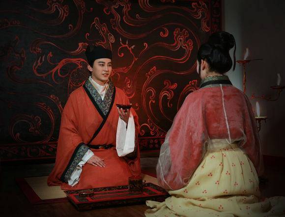 不是特指汉朝服饰,东汉汉服:男子长衣,外加纱衣,革带束衣,锦带挂剑,头