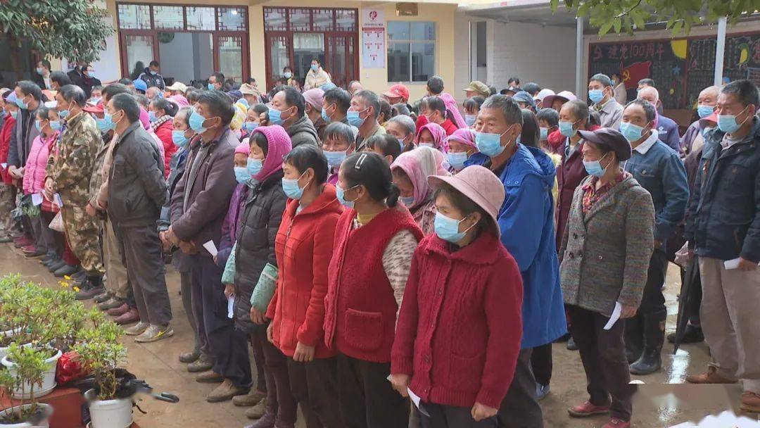 玉溪市人大常委会副主任龙兰,易门县领导王红喜,李贵祥,沐尚葵等陪同