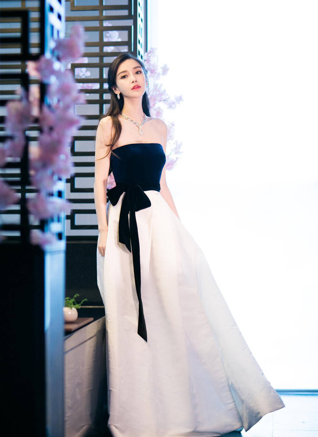 angelababy穿抹胸裙仙气飘飘似仙女下凡_美颜_活动_一颦一笑